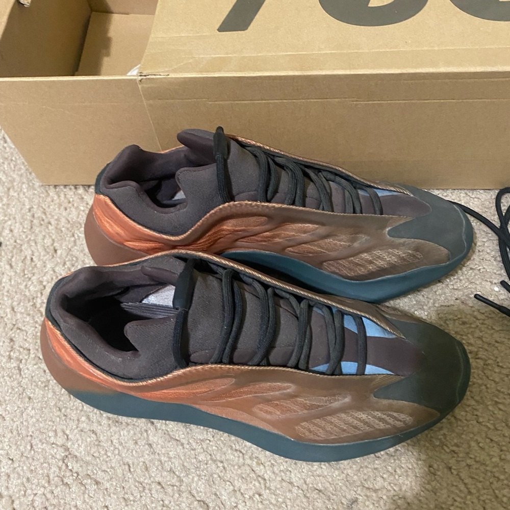 Yeezy 700 v3 Sneakers